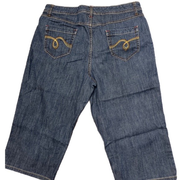Smiths Capri Jeans Women's Embellished Heavy Stitch Back Pocket Sz 14 Very Good - Picture 2 of 4